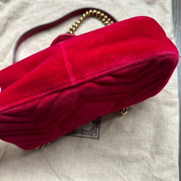 GUCCI - MATELASSE -VELVET HIBISCUS RED GC MARMONT MINI FLAP BAG - Picture 6 of 13